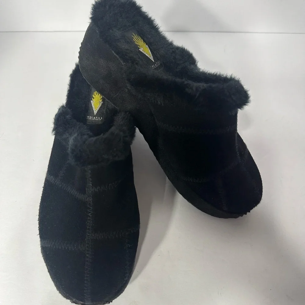 VOLATIRE Kids Black Fuzzy Slippers size 6 pre owned Exellent condition